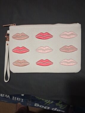 BEAUTY BIO. WHITE FAUX LEATHE Wristlet Clutch with Pink & Red LipS. NWOT